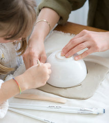 Ton lufttrocknend ohne Brennen – 2 kg Premium Modelliermasse für Kinder & Erwachsene – Töpferton leicht formbar, reißfest & sicher – DIY Bastelton & Keramik Set Geschenk