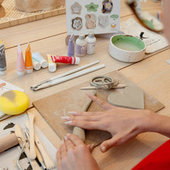 Ton lufttrocknend ohne Brennen – 2 kg Premium Modelliermasse für Kinder & Erwachsene – Töpferton leicht formbar, reißfest & sicher – DIY Bastelton & Keramik Set Geschenk